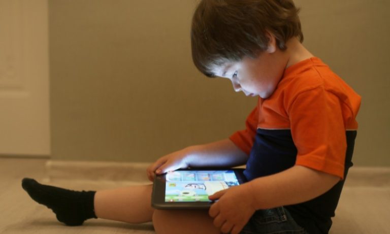 Uso de tablet na infância pode alimentar ciclo de raiva e frustração, aponta estudo