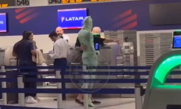 VÍDEO | Homem se enrola em plástico e tenta se despachar no Aeroporto de Miami