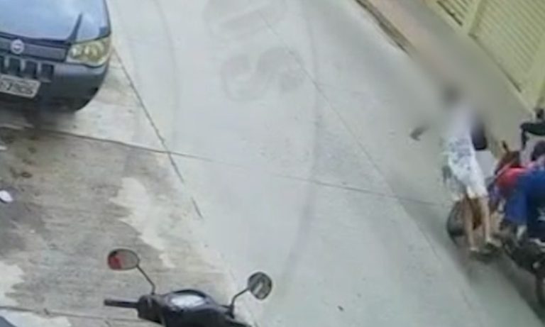 VÍDEO | Idosa é atropelada por motociclista no Sul do ES