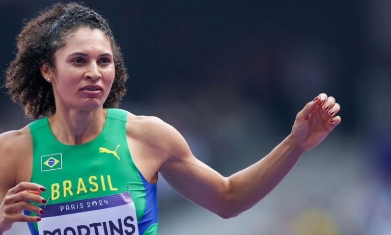 Valdileia Martins sente dor na final e desiste antes do primeiro salto em Paris