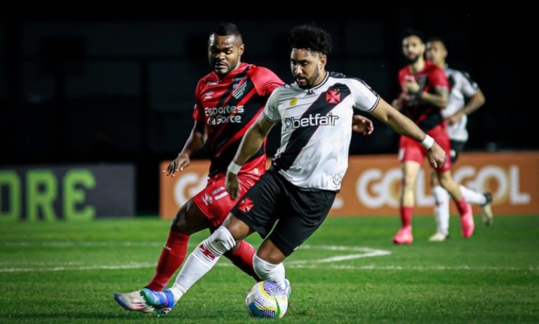 Vasco repete fórmula, vence Athletico de virada e sai na frente nas quartas