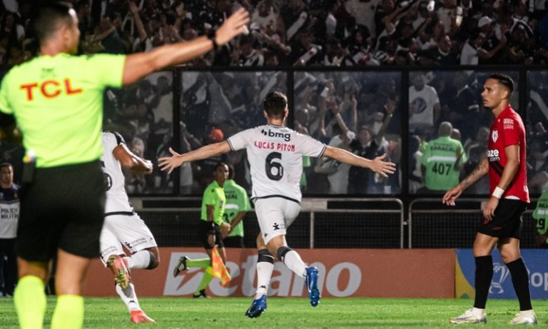 Vasco elimina Atlético-GO e volta às quartas de final da Copa do Brasil após 9 anos