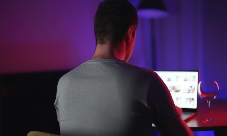 Vício em pornografia é mais difícil de tratar do que o vício em drogas