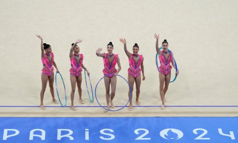 Victoria Borges se machuca e sai carregada da apresentação da ginástica rítmica