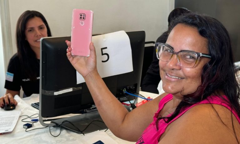 Vítimas comemoram ao receber celulares roubados de volta