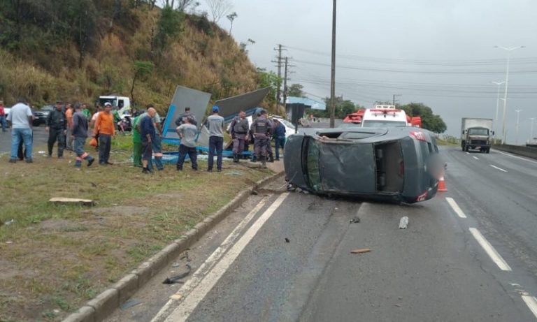 Acidente deixa dois mortos e ponto de ônibus destruído na Rodovia do Contorno