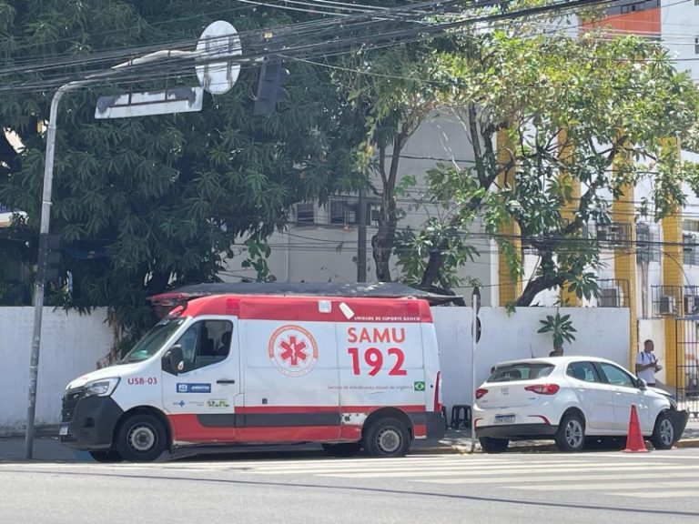 Acidente entre ambulância do SAMU e carro assusta moradores da Madalena