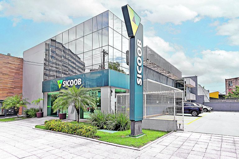 Alunos garantem graduação com o apoio do Sicoob