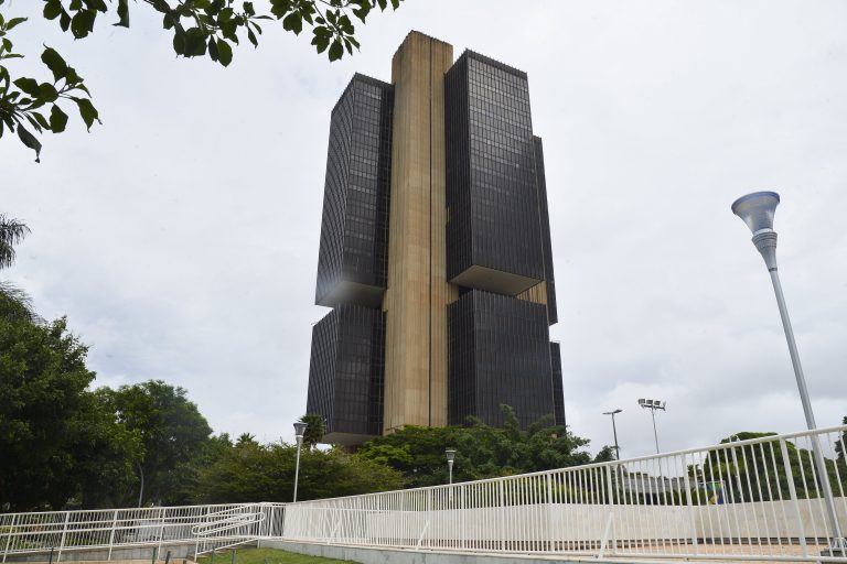 BC eleva Selic em 0,25 ponto percentual em primeira alta de juro do governo Lula