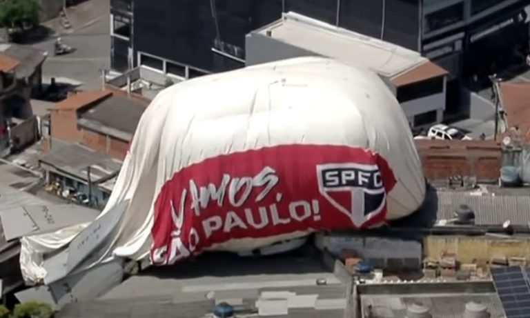 Balão dirigível com símbolo do São Paulo cai em Osasco