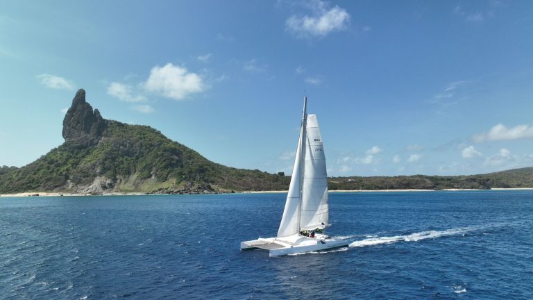 Barco Adrenalina Pura vence regata Recife-Fernando de Noronha