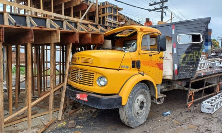 Caminhão atinge passarela em construção na BR-232 e deixa três feridos