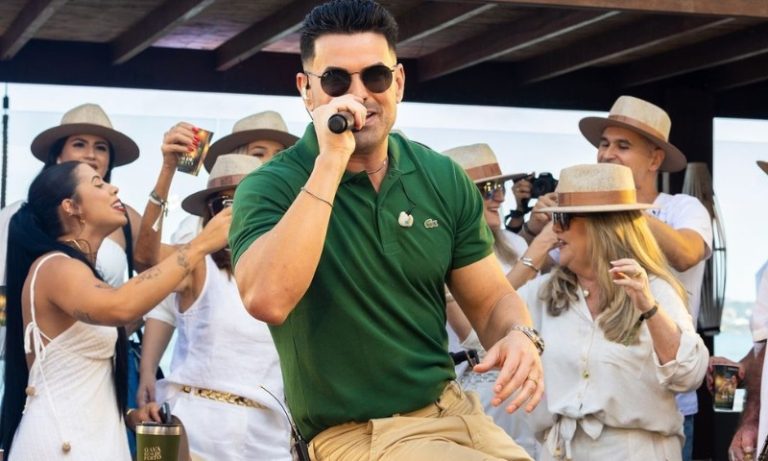 Capixaba regrava sertanejos em versão intimista na praia