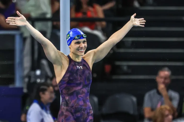 Carol Santiago conquista terceiro ouro em Paris e é bicampeã dos 100m livres