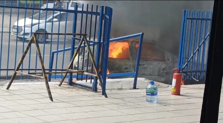 Carro pega fogo e fica completamente destruído no meio da rua em Olinda; COM VÍDEO