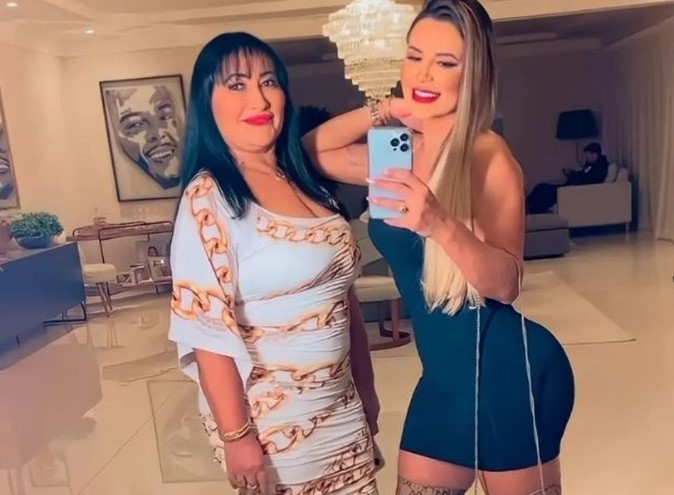 Mãe de Deolane Bezerra deixa prisão em meio a aplausos de fãs após decisão Judicial