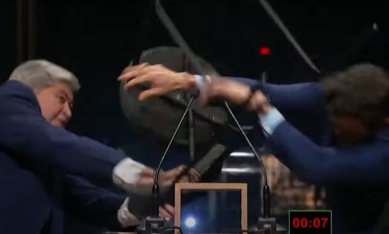 Datena agride Pablo Marçal com cadeirada e é expulso de debate em SP