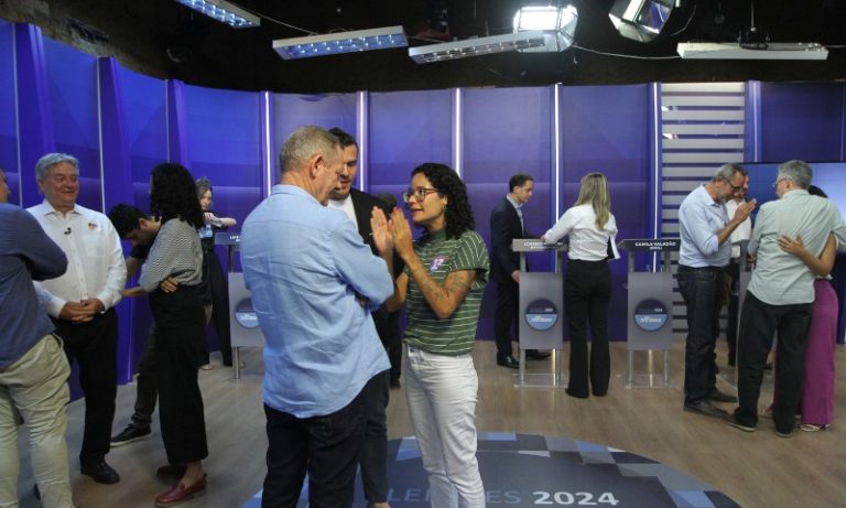 Debate da TV Tribuna: chegada com trio elétrico e clima cordial nos bastidores