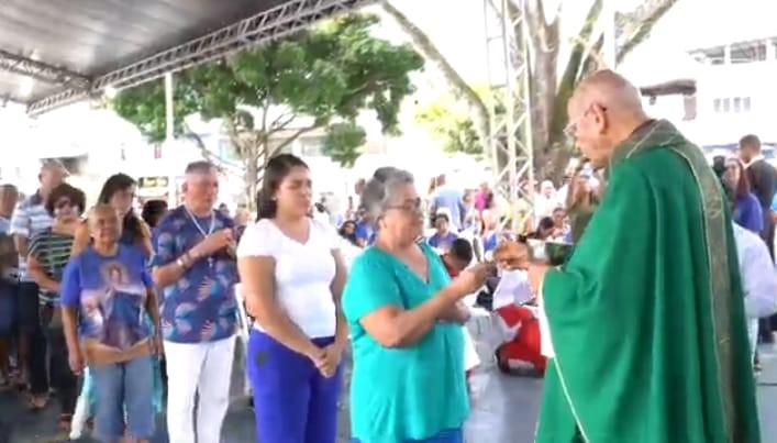Dom Fernando Saburido celebra missa dominical após tragédia de sexta no Recife