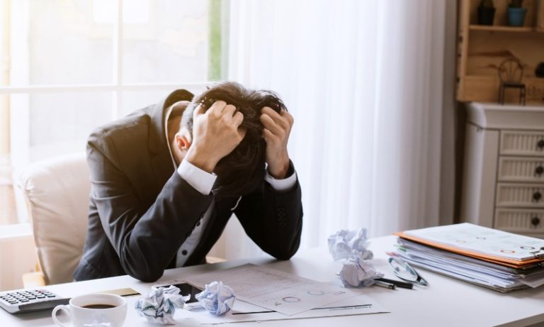 Empresário cria ‘licença por infelicidade’ no trabalho. Entenda o benefício
