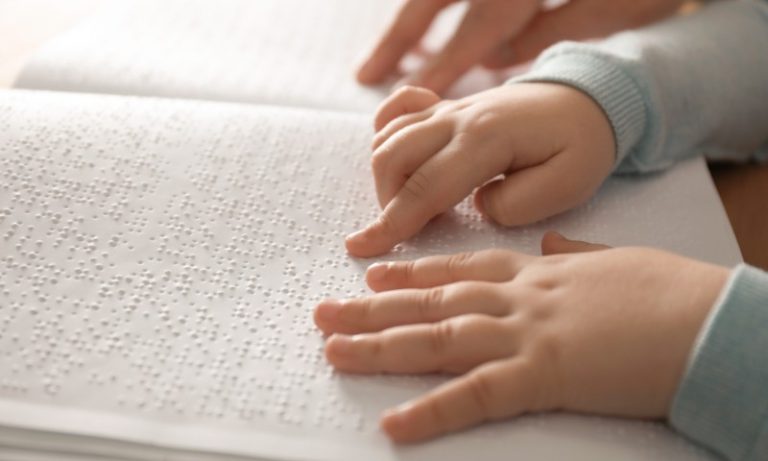 Entenda como Libras e Braile estão ganhando espaço nas escolas