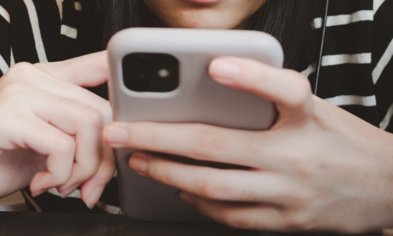 Famílias acham que filhos com menos de 14 anos não devem ter celular e rede social