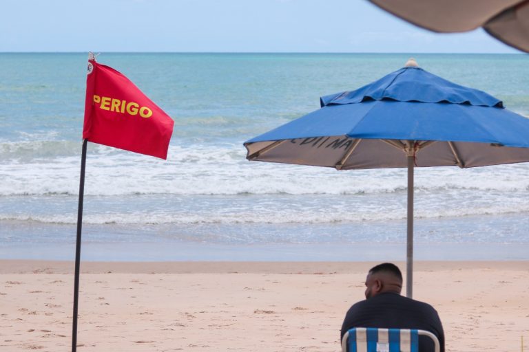 Feriado terá praias com marés muito elevadas, entenda e não corra riscos