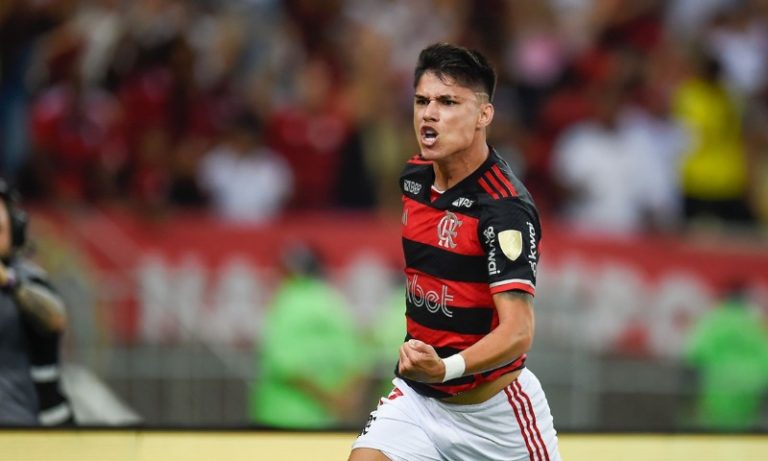 Flamengo revela fratura de cartilagem no joelho de Luiz Araújo