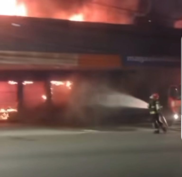 Incêndio atinge loja de eletrodomésticos em Abreu e LIma