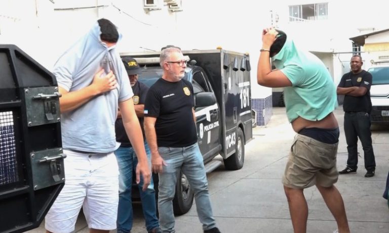 Irmãos são presos por agressão e injúria racial durante briga em quiosque no ES