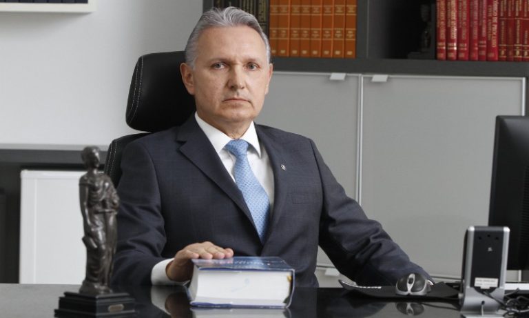 Justiça suspende pesquisa eleitoral em Vitória