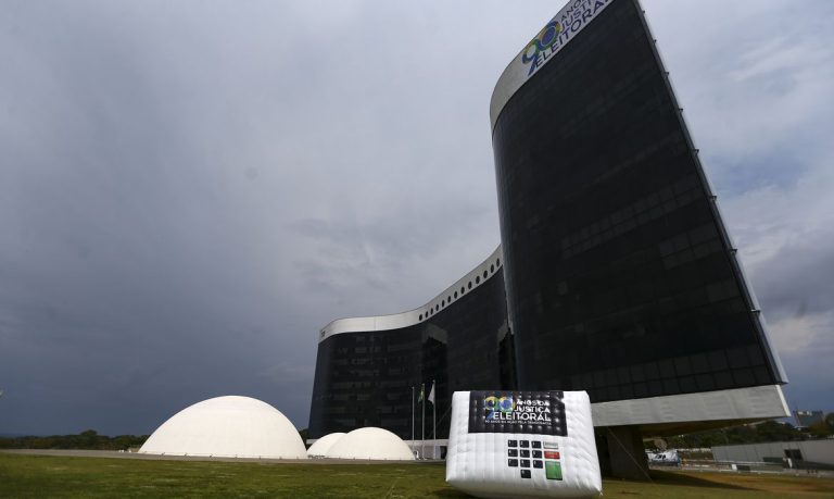 Mais da metade dos candidatos mudaram de partido, mostra estudo