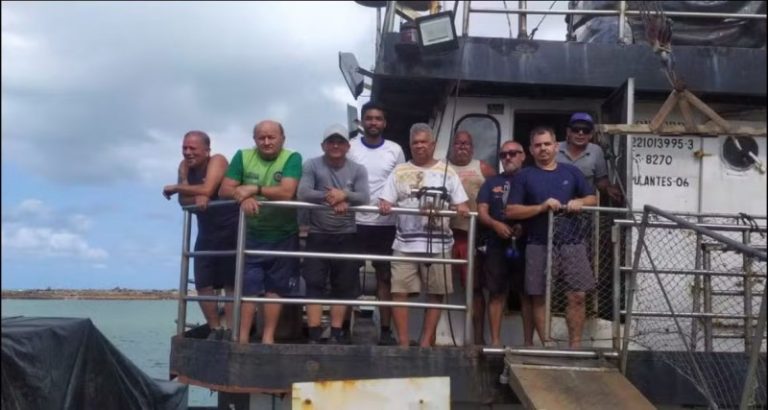 Marinha segue buscas por tripulante desaparecido em naufrágio em Pernambuco