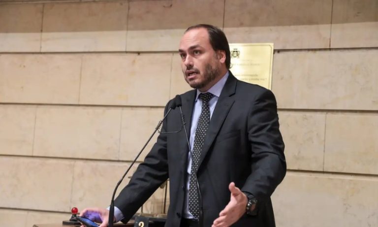 Ministério Público denuncia sete por “rachadinha” no gabinete de Carlos Bolsonaro