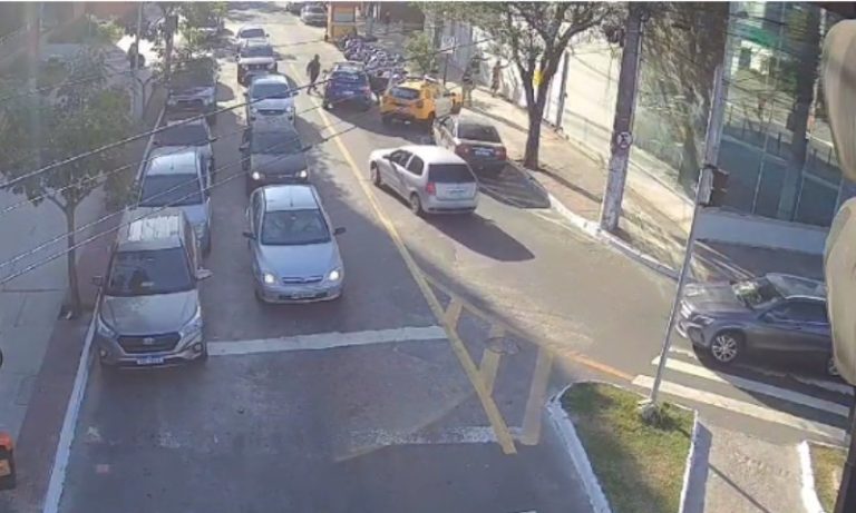 Motorista com carteira cassada é detido após fugir de local de acidente em Vitória