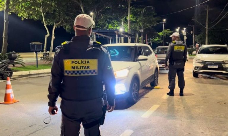 Motorista de 70 anos joga carro contra policiais e foge de blitz em Vitória
