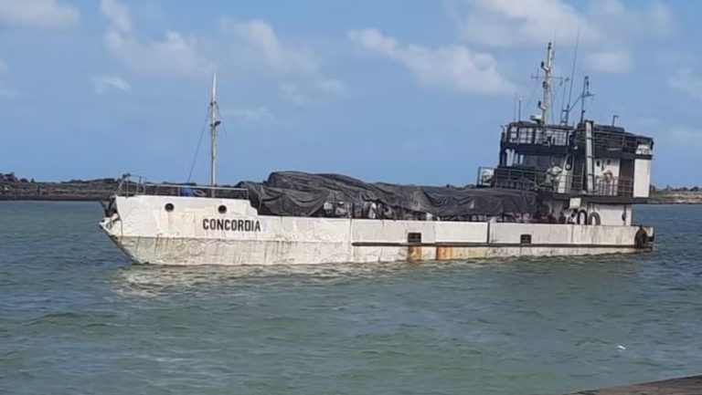 Navio de carga afunda no litoral de Pernambuco; cinco tripulantes desaparecidos