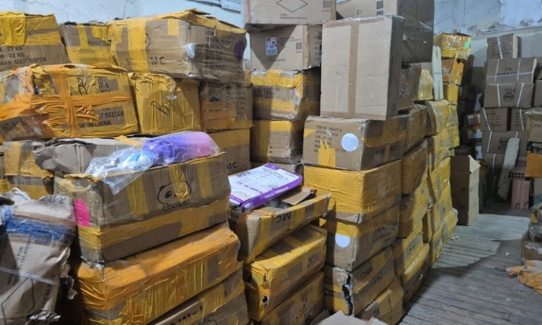 Polícia apreende 45 mil eletrônicos, brinquedos e copos térmicos falsificados no ES