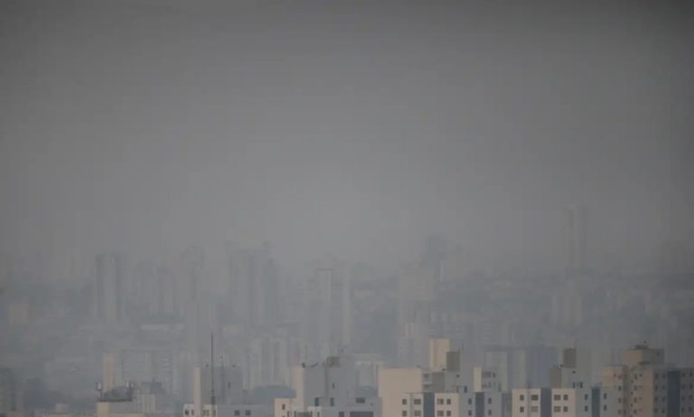 Nuvem de fumaça atinge novas regiões e cobre até 80% do Brasil