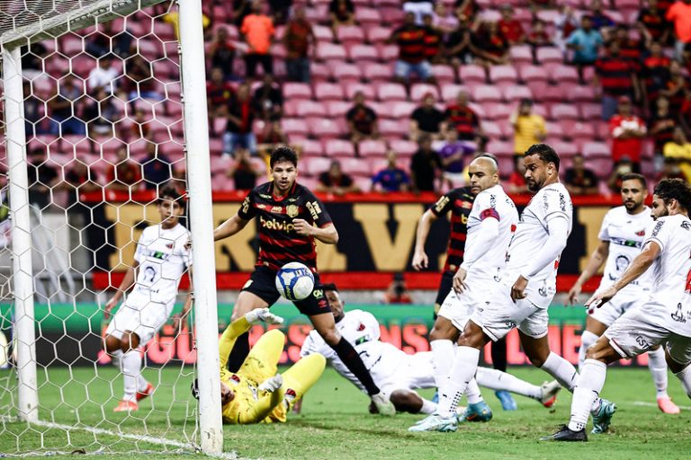 Sport vence o Ituano por 3 x 2 sob os olhares do novo técnico, Pepa