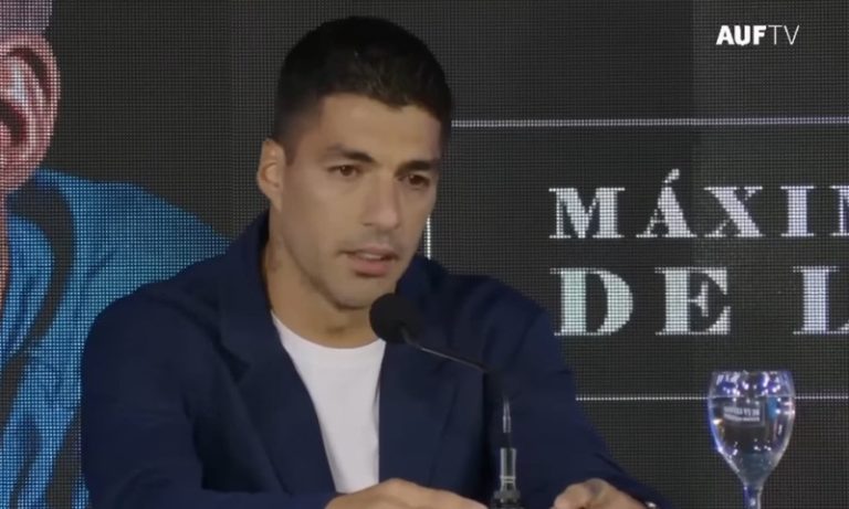 Suárez se emociona ao anunciar aposentadoria da seleção uruguaia