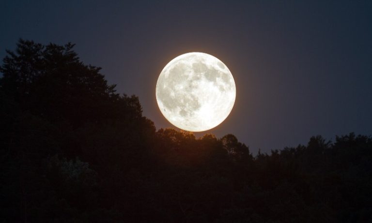 Eclipse parcial da Lua acontece nesta terça-feira e pode ser visto em todo Brasil