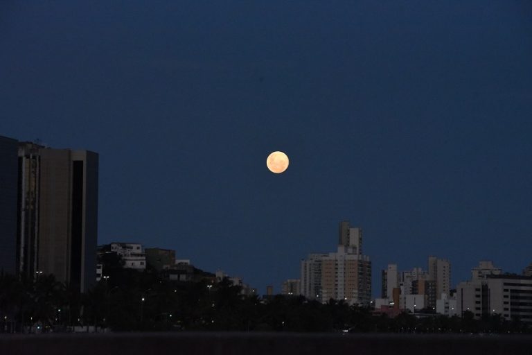 Superlua e eclipse parcial ocorrem juntos nesta terça; entenda fenômenos