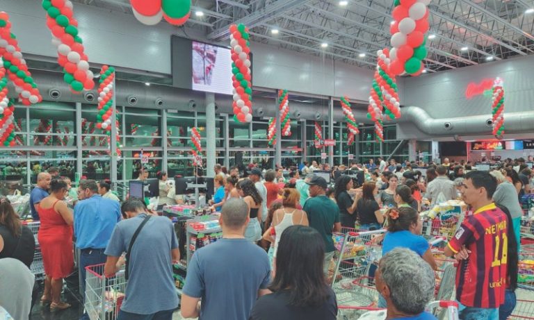 Supermercado lotado em Guarapari na inauguração
