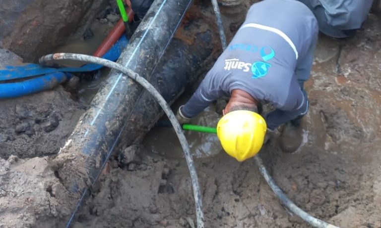 Trecho da Reta da Penha é interditado após rompimento de adutora