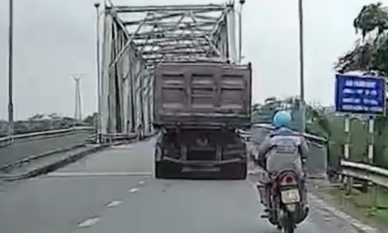VÍDEO | Tufão Yagi derruba ponte, e caminhão despenca em rio no Vietnã