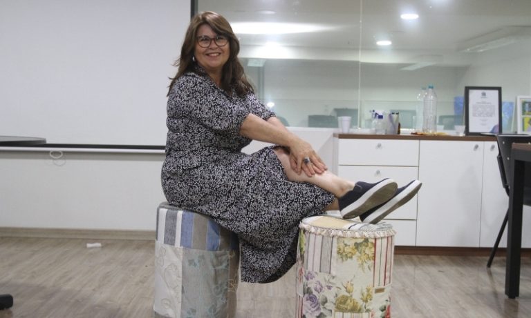 Veja como fazer um pufe com garrafas pet