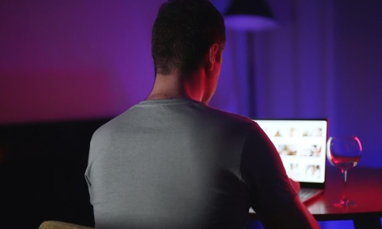 Vício em pornografia pode ser gatilho para ansiedade e depressão