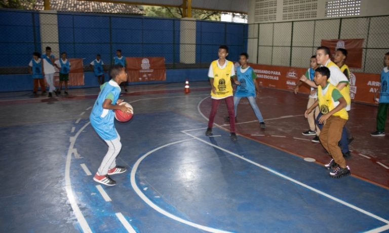 Alunos de escola de Cariacica participam de oficina de basquete 3×3