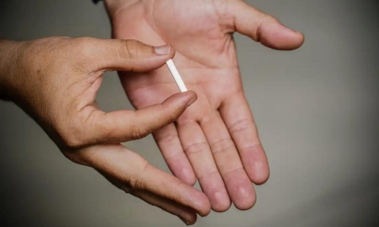 Anvisa proíbe manipulação e venda de implante conhecido como ‘chip da beleza’